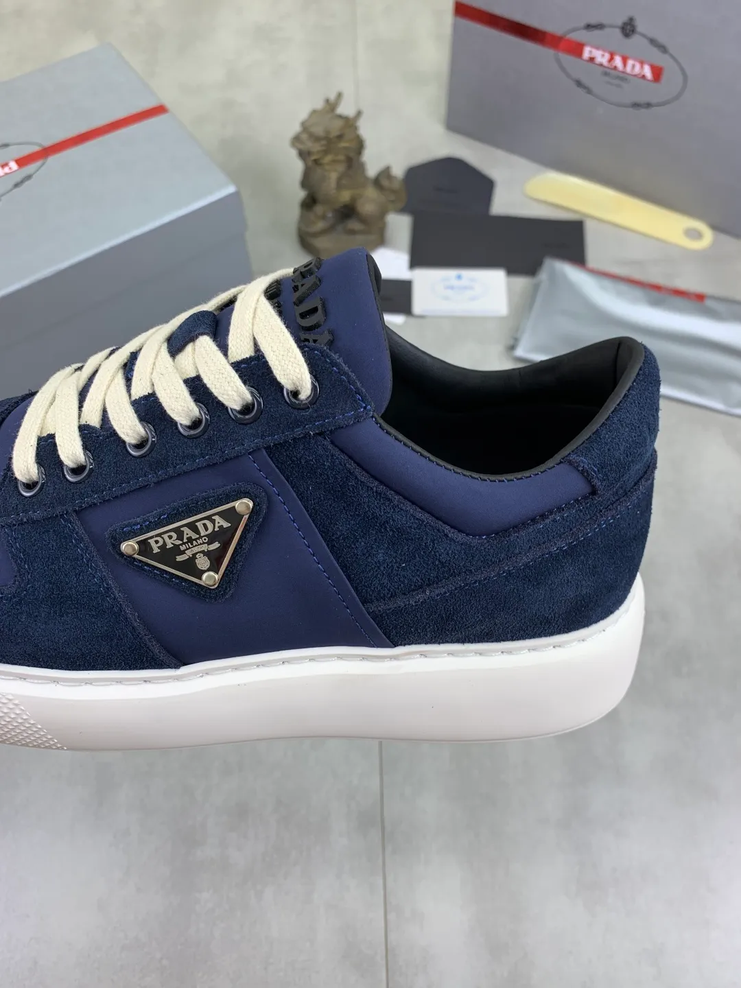 Men's shoes 💰P560💰 [New model] High version official website popular model is on the market, 🆘 Trendy brand (Prada) mainly promotes popular model, avant-garde and versatile fashionable men's shoes private version mold opening, cowhide surface splicing 1:1.. Stylish and simple, original imported cowhide lining cowhide feet; the atmosphere and personality are more fashionable, eye-catching and pursuing class. It will subvert the old idea and be a must-have for fashion trendsetters with you! Must keep it for yourself! Tall and comfortable, large and low, high-end quality workmanship. Code number: 38-44 5⃣️colors available.